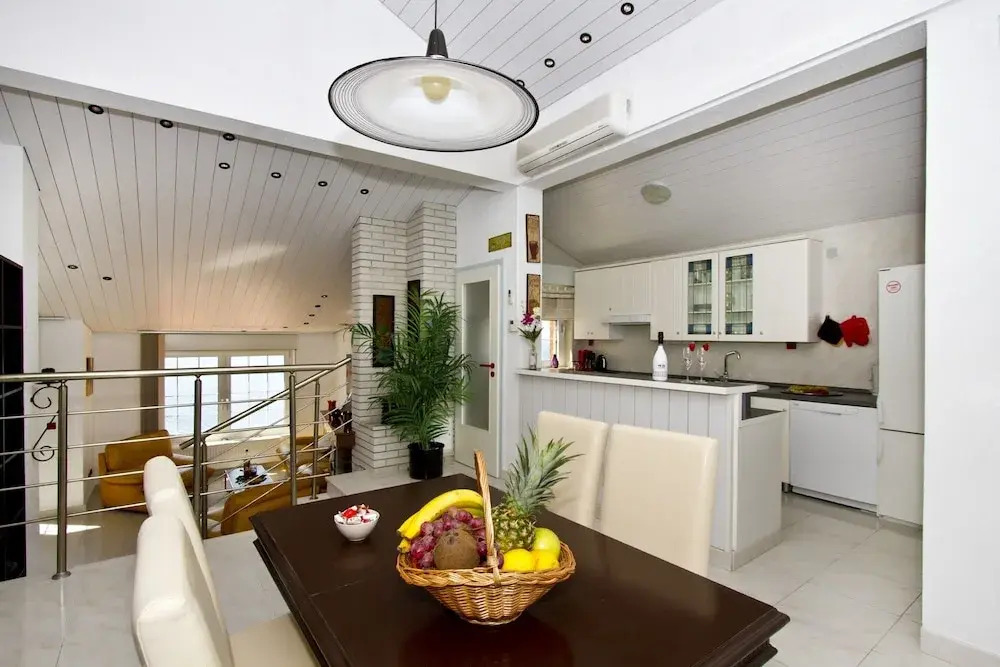 Luxury apt w Pool, 3 Balconies, Terrace & sea View