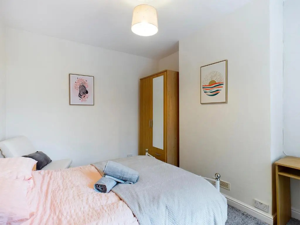 Cheerful 3 bedroom home with free parking and WIFI