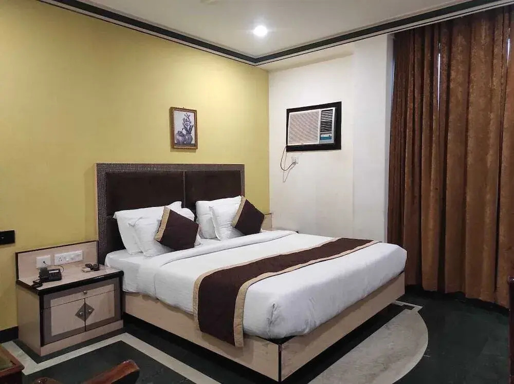Hotel Melrose Inn - Near Railway Station , Aligarh