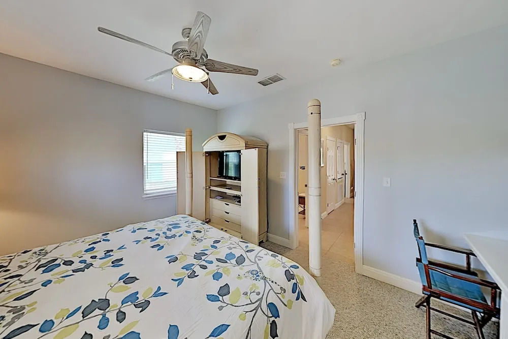 Modern Beach W/ Gourmet Kitchen & 2 Pools 3 Bedroom Home