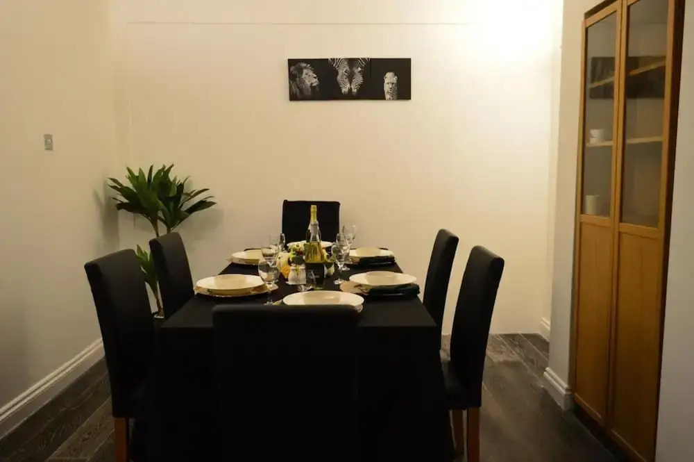 Harrow/sleeps10/privategarden/3br/freeparking/wifi