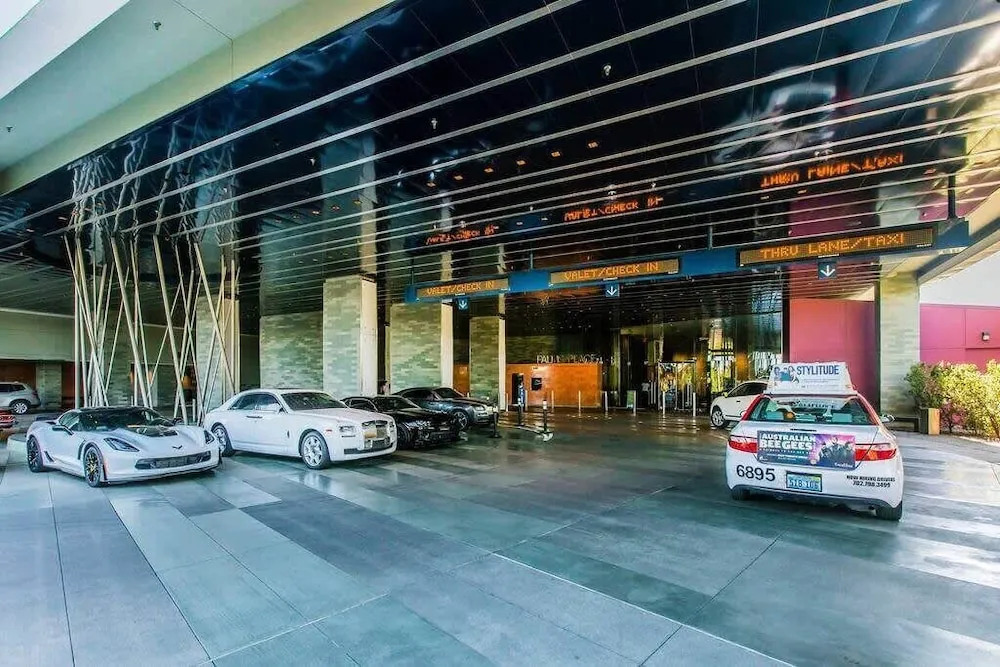 Amazing Modern Strip Views Palms Studio 21306