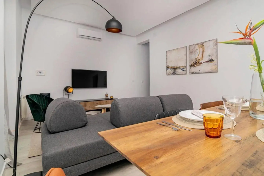 Apartment with Balconies in La Latina by Batuecas