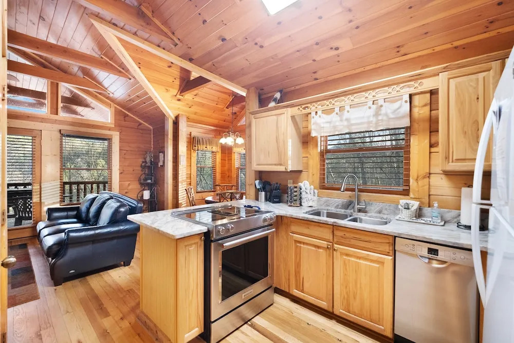 Private Smoky Mtn Log Home w/ 2 Decks + Hot Tub!