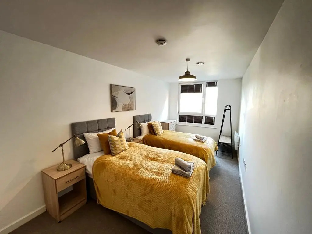 2 Bedroom, 2 Bathroom Modern Apartment close to Ocean Village, Free parking, Single or Double beds