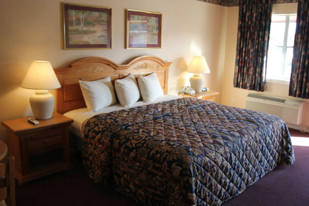 Lakeside Inn & Suites