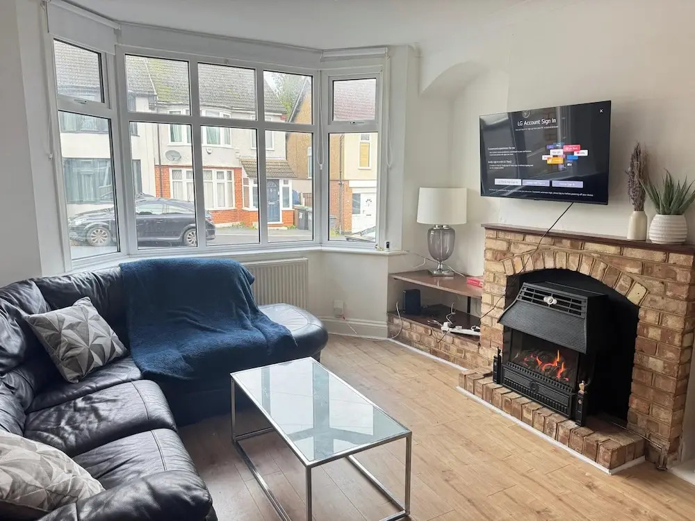 Charming Luton Home for Families & Business Stays