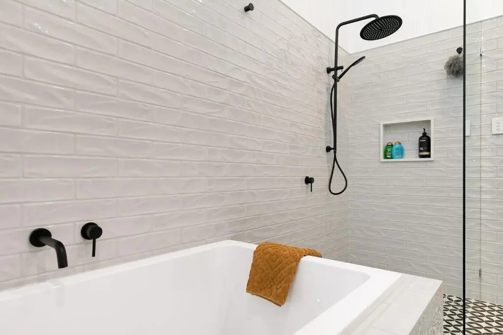 The Indooroopilly Queenslander - 4 Bedroom Family Home - Private Pool - Wifi - Netflix