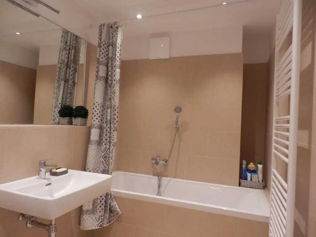 Spacious, Modern 1-bdrm Apt near VIC & Austria Ctr