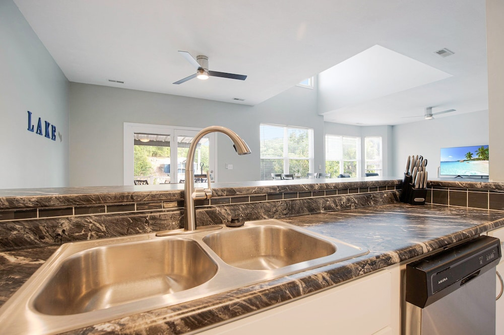 Sleeps 30! Decks, Docks & Lake Life!
