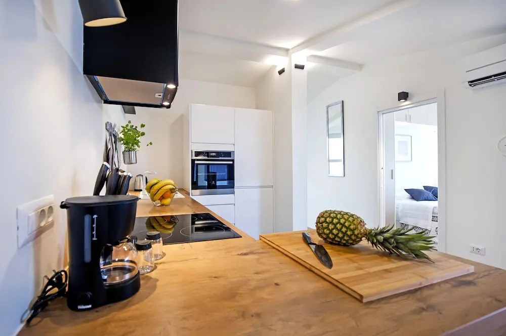 Lakovich Sea view Apartment by Irundo