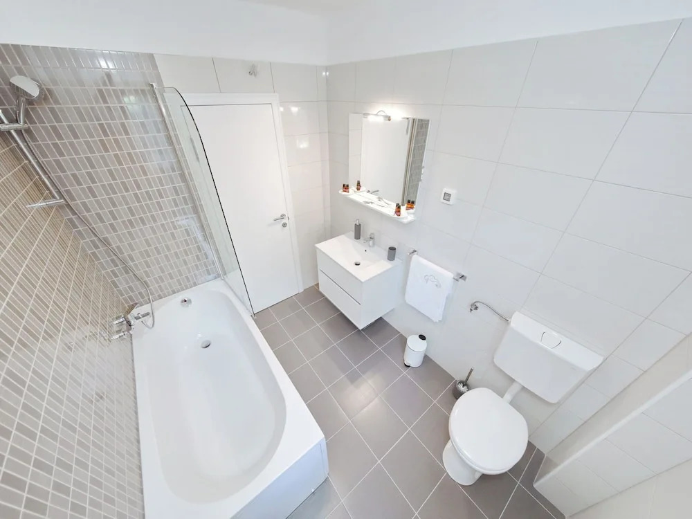 Splendid Villa Apartment Directly on the Beach, Whirlpool and Sauna, Nice Tavern