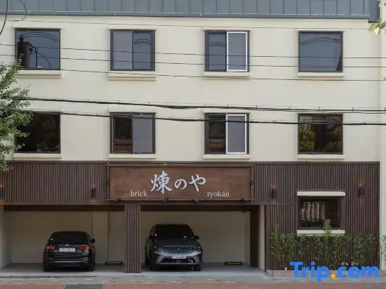Brick Ryokan, Rennoya
