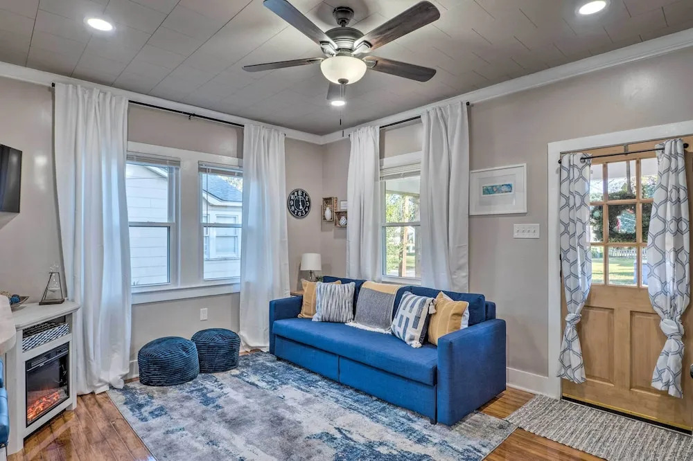 Central Cottage w/ Grill, 1 Mi to Cajun Field