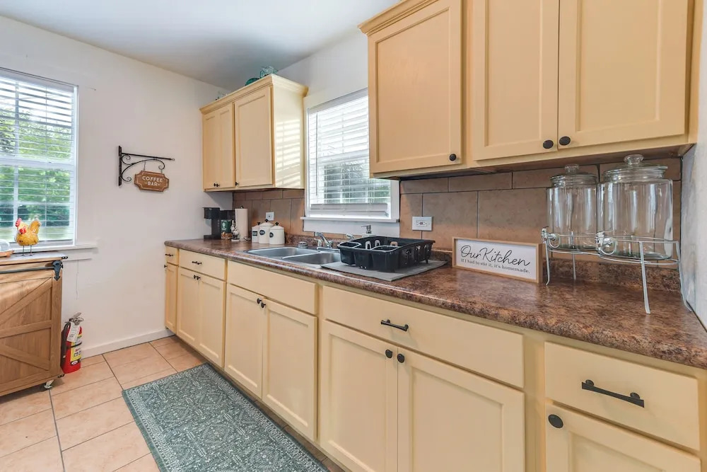 1 Mi to Dtwn Waco! Lovely Home w/ Fire Pit Table