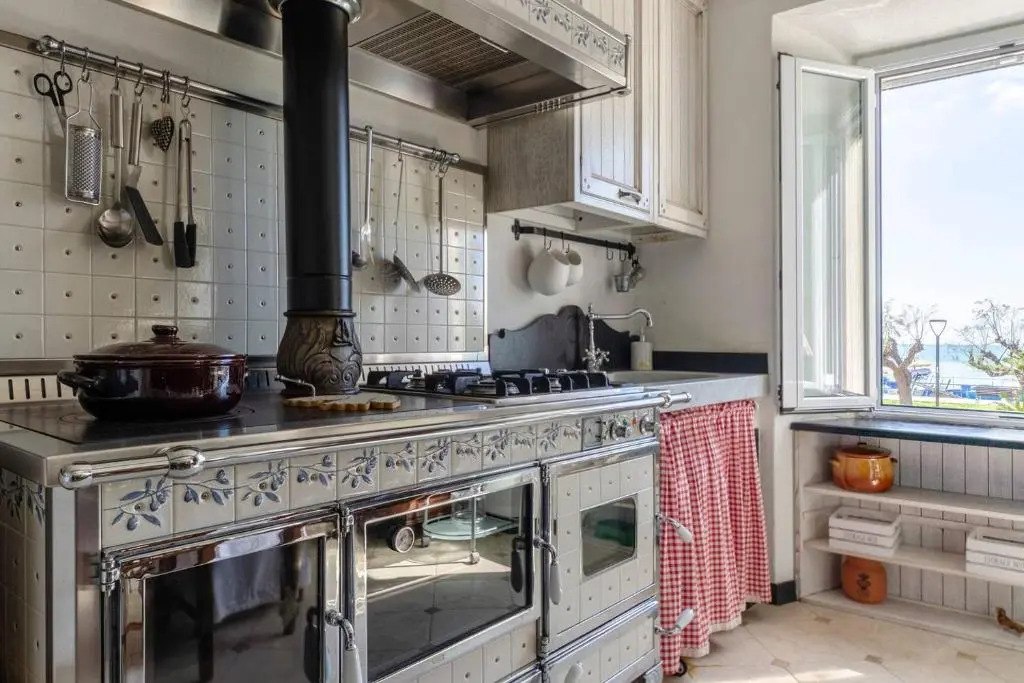 ALTIDO Lovely Apt for 4, with SeaView Moments from Beach