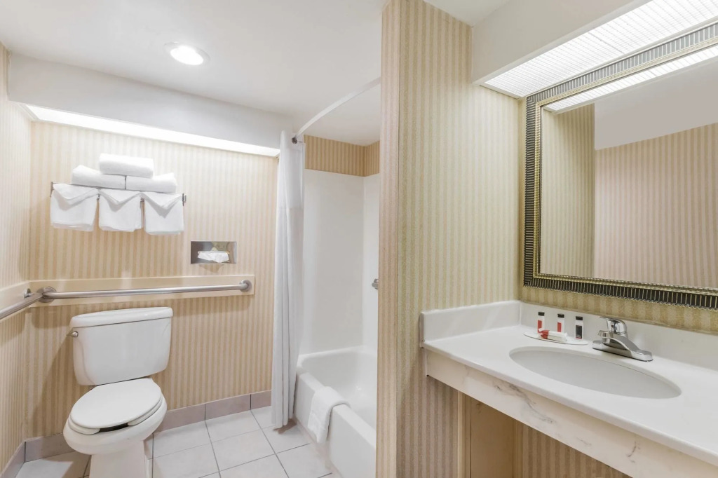 Howard Johnson by Wyndham College Park