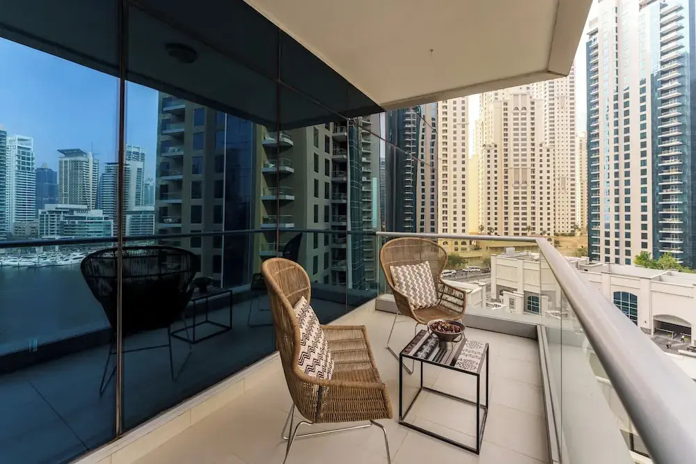 Maison Privee - Cosmopolitan Apt w/ Scenic Dubai Marina Vws