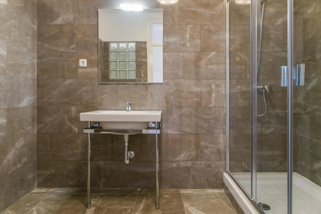 Spacious, Bright and Newly Renovated 2 Bedroom Apartment, Lisbon Historical Center, Madragoa