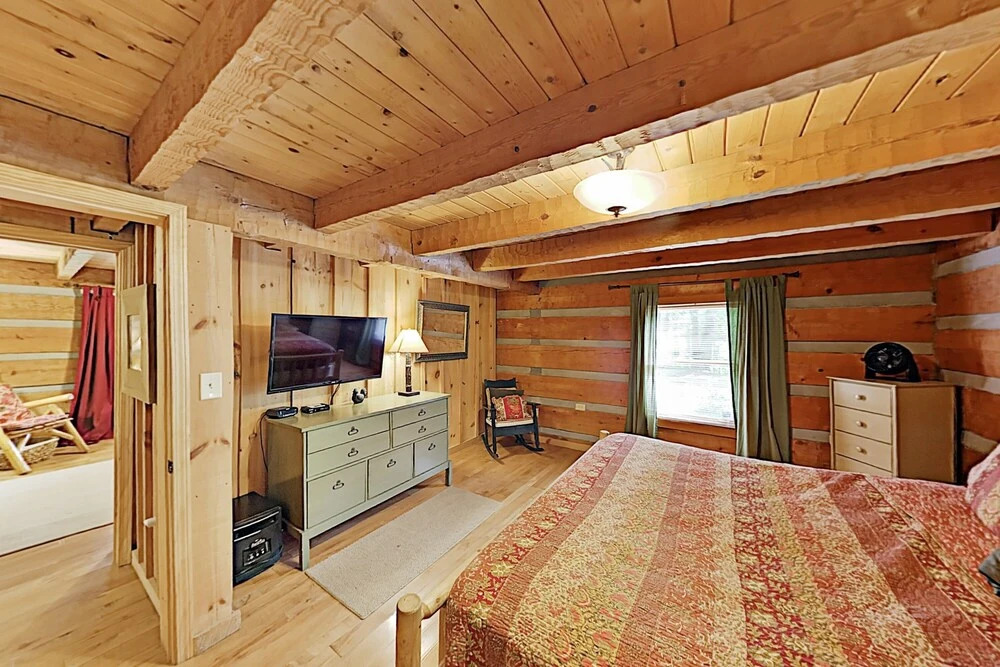 Serenity Ridge: Deluxe W/ Hot Tub & Pool Table 3 Bedroom Cabin