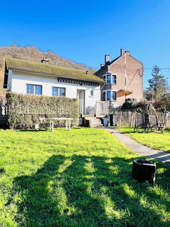 Maison proche rivière avec jardin