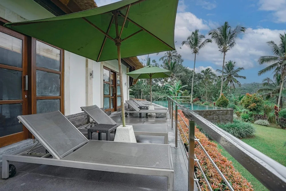 Villa Themma Jungle - Sumptuous 3BR Luxury Villa with Majestic Jungle View North of Ubud