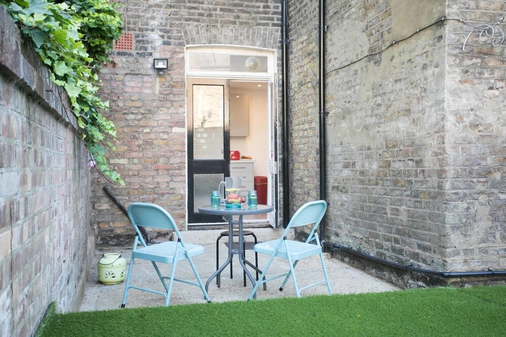 Light filled garden flat sleeps 4