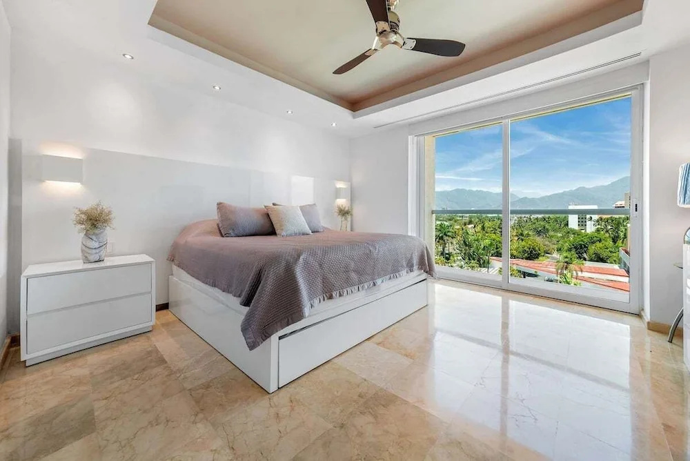 Luxury Oceanfront 4BR Condo - Pool - Ocean View