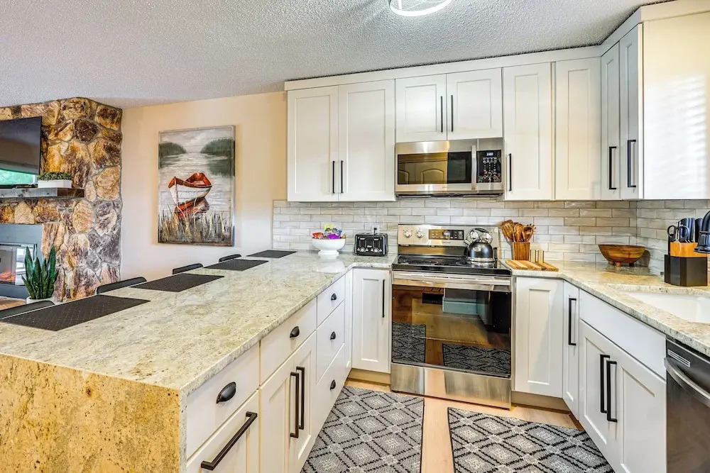 Lake & Pool Access: Lazy Days Condo w/ Balcony!