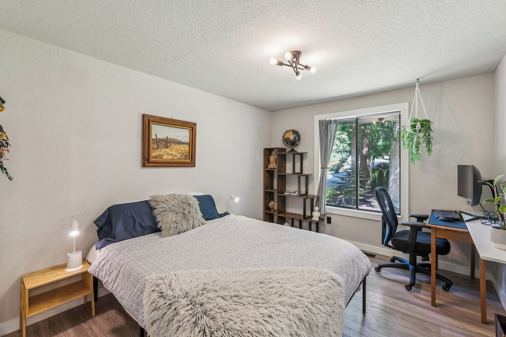 Modern Forest Escape, Near Lake Stevens & Hikes