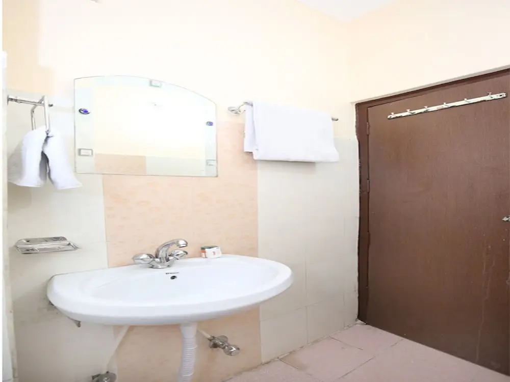 OYO 12155 Hotel Awdesh Inn