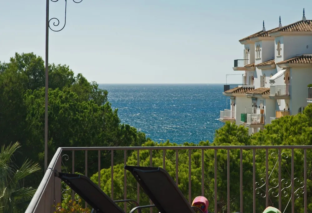 Beachfront Penthouse, Sea/mountain Views, 3 Balconies, Puerto Banus, Marbella