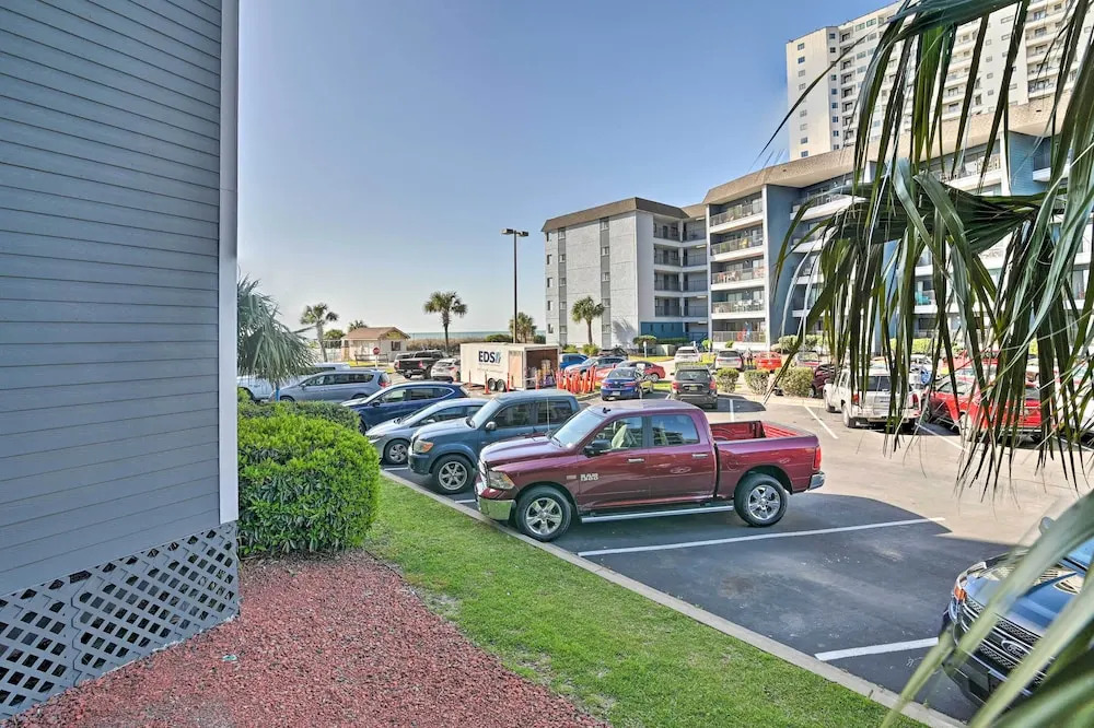 Walk to Beach: Condo w/ Balcony in South Myrtle