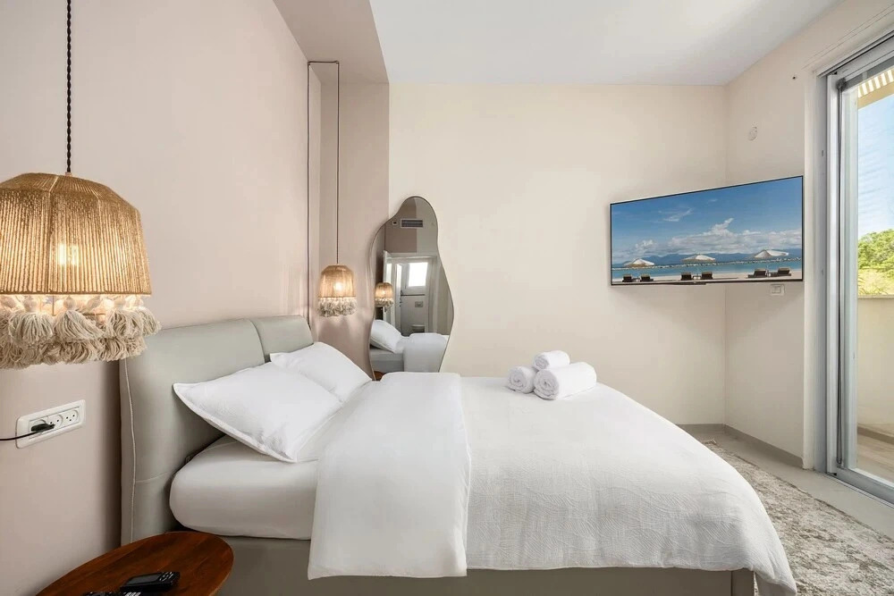 Garden& Rooftop Beachfront Apartment