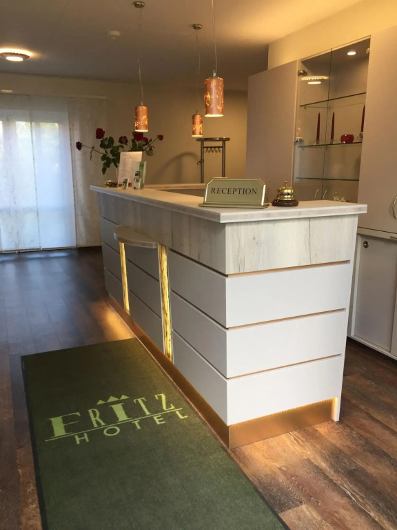 Das FRITZ Hotel Schwerin schöne Lage im Grünen mit regionaler Küche kostenfreien Parkplätzen und E Ladestation