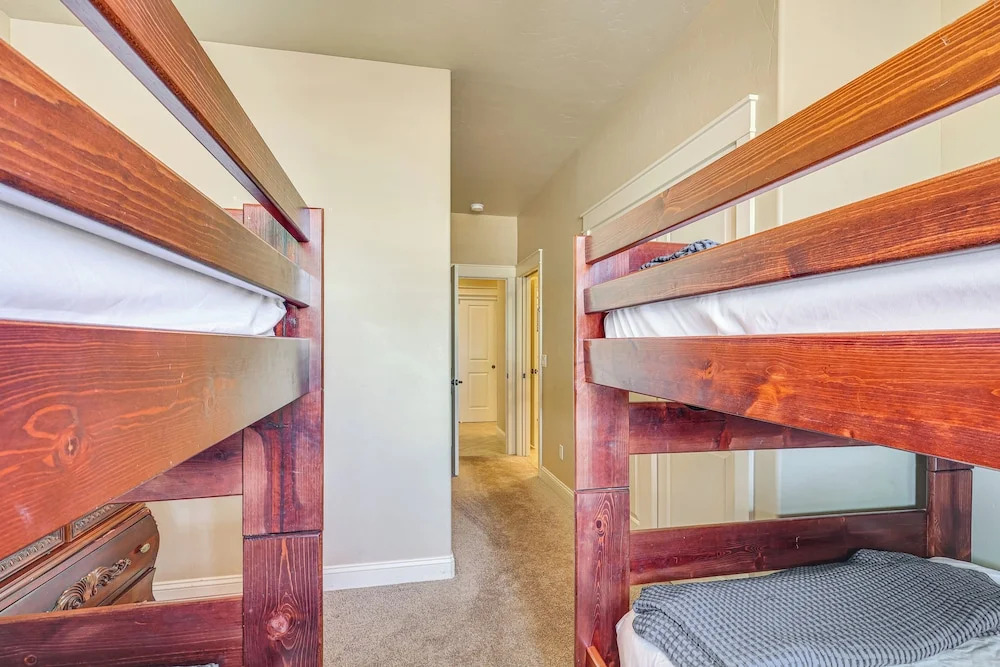 Ultimate Havasu Escape: Spacious 4BR 2 King Suites