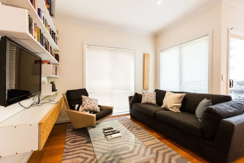 KIM, 2BDR West Melbourne Apartment