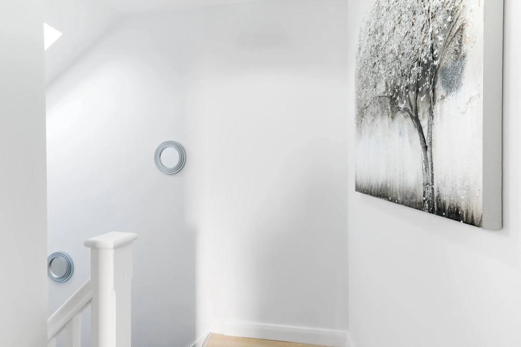 Modern 4 Bedroom House 03 With Parking in Farnham