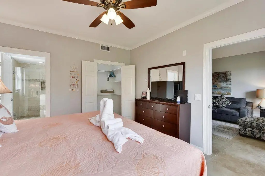 Hook, Wine & Sinker by Ryson Vacation Rentals