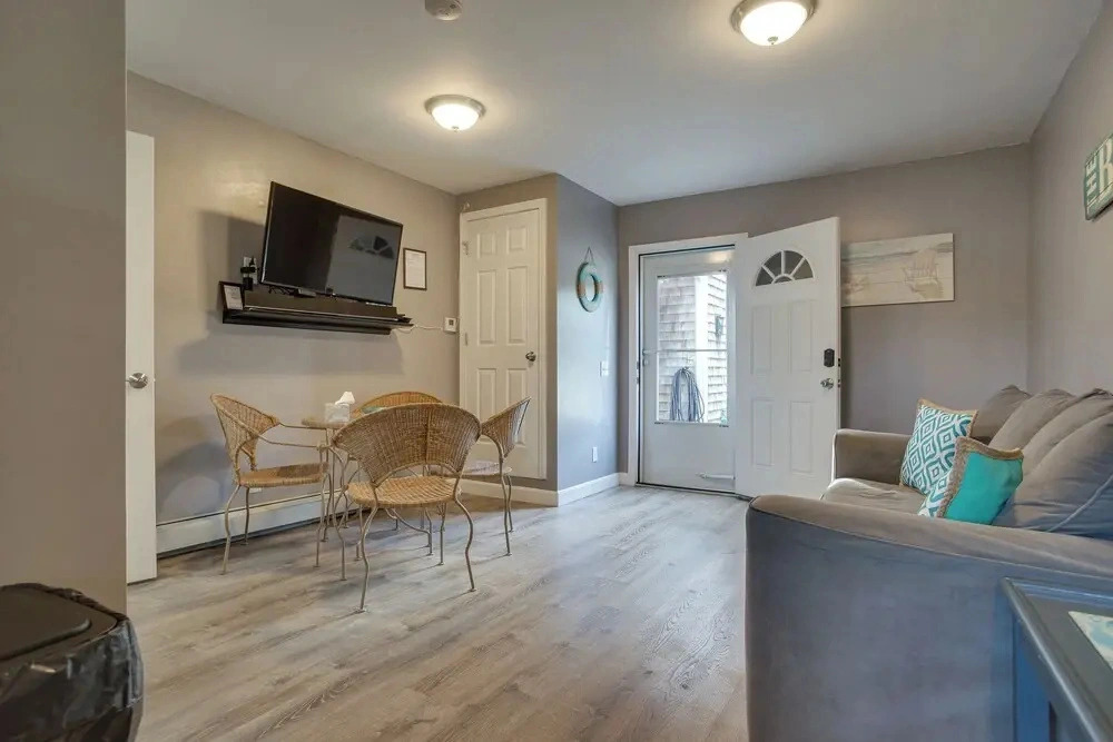 1 Mi to Beach: Convenient Cape Cod Getaway