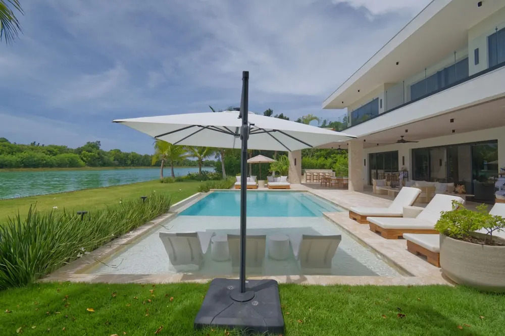 Modern Lake Villa With English Speaking Staff in Golf and Beach Resort