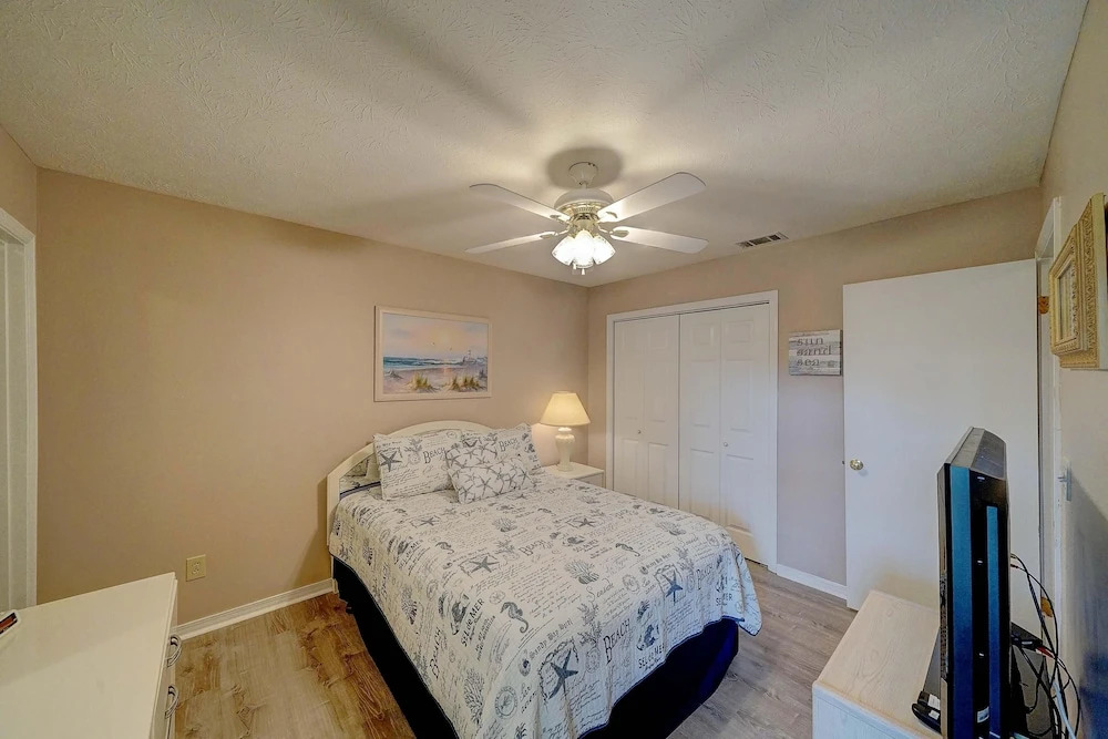 206 White Sandy-pet Friendly