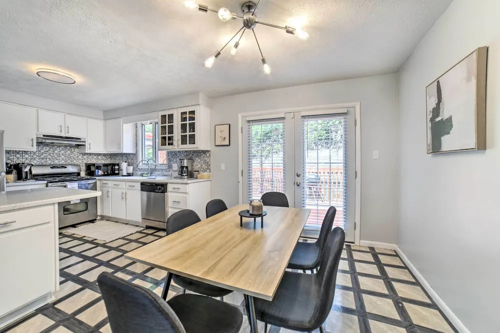 Pittsburgh Retreat w/ Deck ~ 4 Mi to Dtwn!
