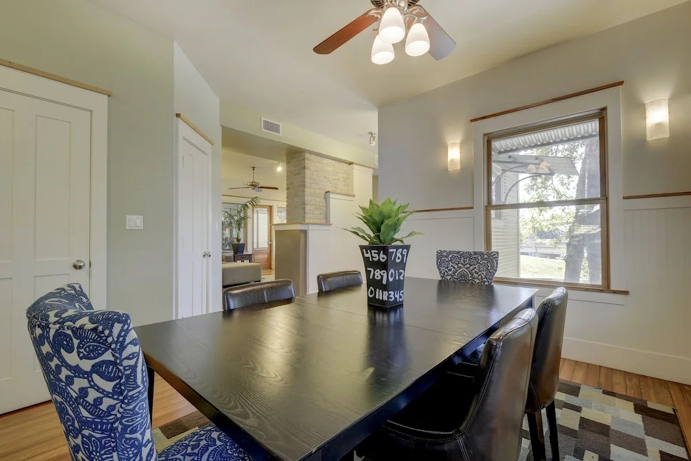 3Br 2BA New Luxury Downtown Austin Townhome by RedAwning