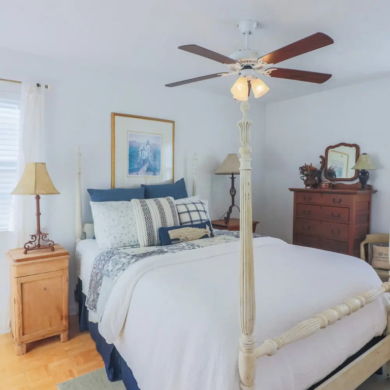 2nd Row Beach Home Ocean Views Old School Vibes - 1 min Walk to Sunny Beach