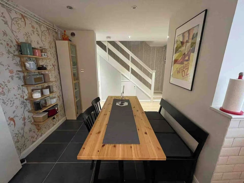 House - Sleeps 6 - Private Garden & Parking