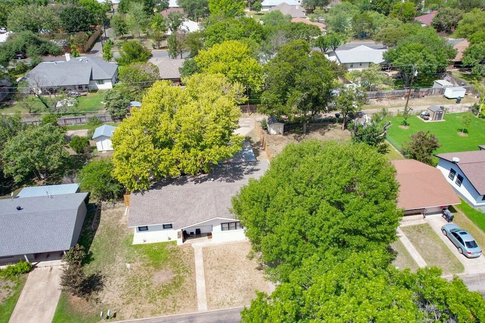 Stunning Home 3 min to Main W/hot tub and Firepit!