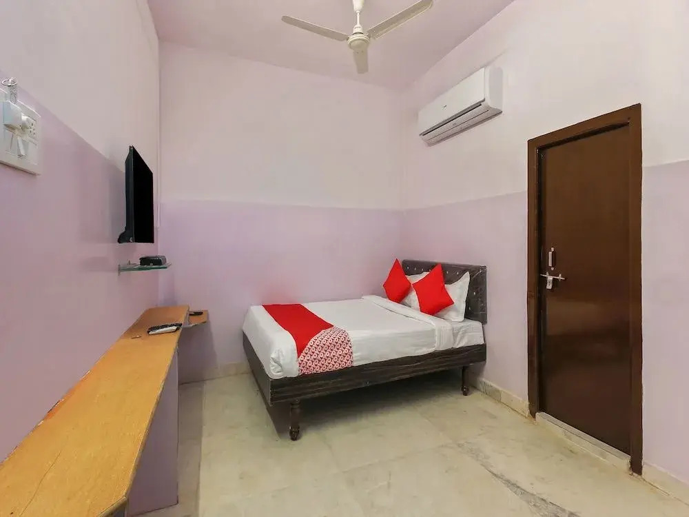 OYO 22085 Raj Banjara White House