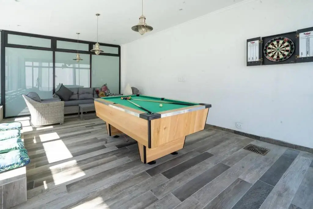Private Modern 10 bdrm Home tucked away in Sandton