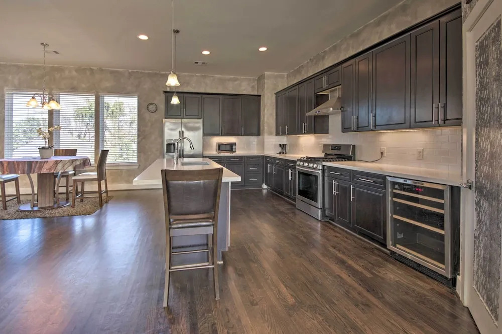 Central Houston Townhouse - 1 Mi to Downtown